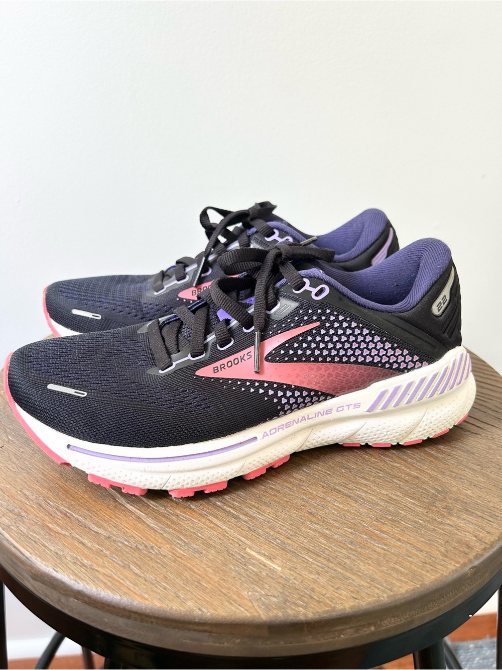 Brooks adrenaline gts women’s running shoes size 6